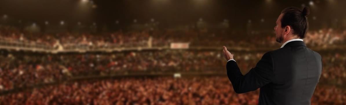 Andreas Sadlowski bei einem Vortrag vor Publikum
